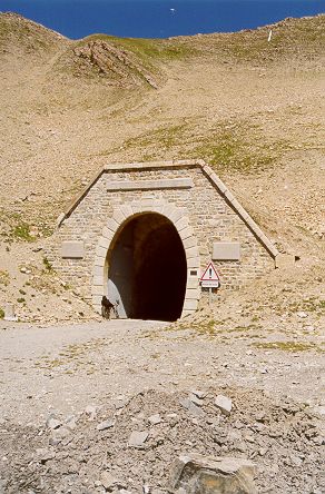 Bovenop de col de Parpaillon: de tunnel